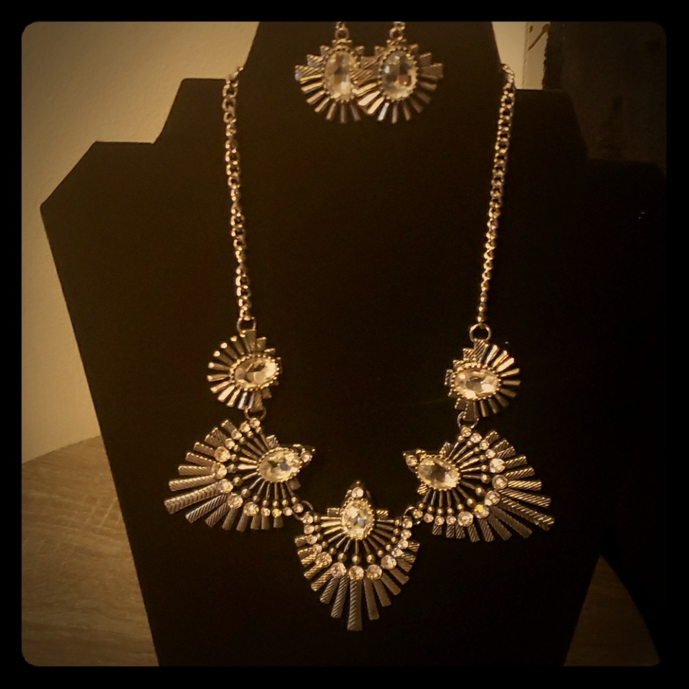 NWT Silver Rhinestone Necklace/Earrings Set